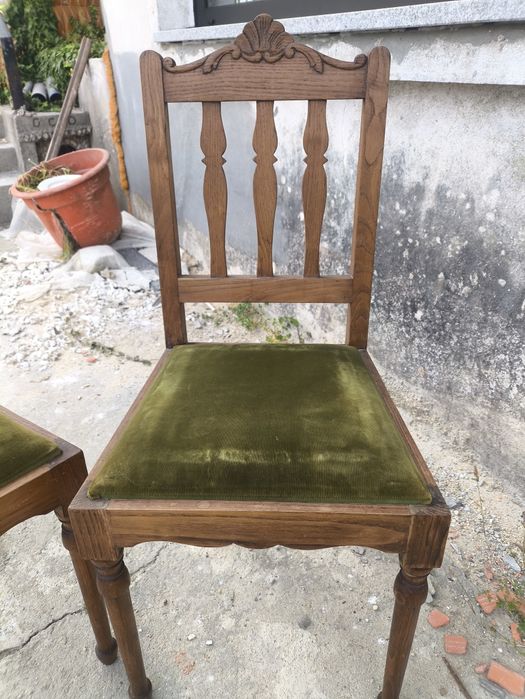 Par de cadeiras vintage em madeira maciça com estofo em veludo verde
