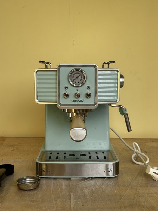 Кавомашина Cecotec Cumbia Power Espresso 20 Tradizionale у відтінку Light Green (модель CCTC-01576)