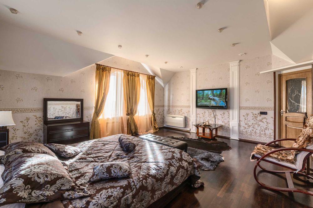 Дизайнерский дом с бассейном  посуточно . Красивый сад с озером, сауна