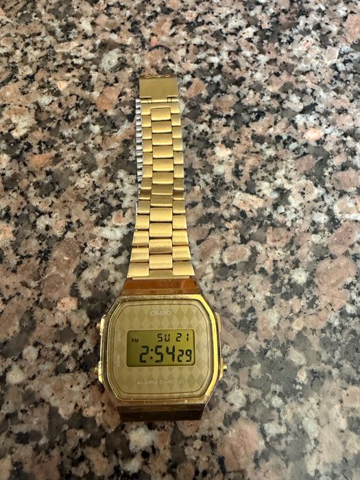 Relógio Casio dourado