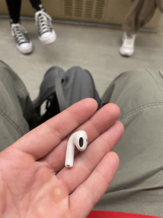 Airpods 4 - правый наушник