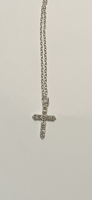 Elegante colar com Cruz