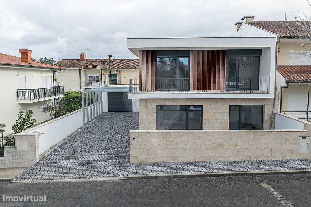 Moradia Geminada T4 Nova em Palmeira, Braga!