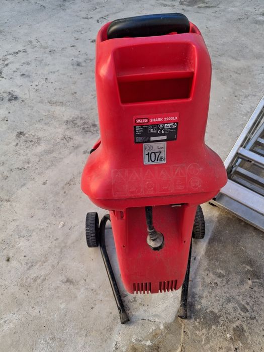 Triturador de ramos elétrico em bom estado com pouco uso.