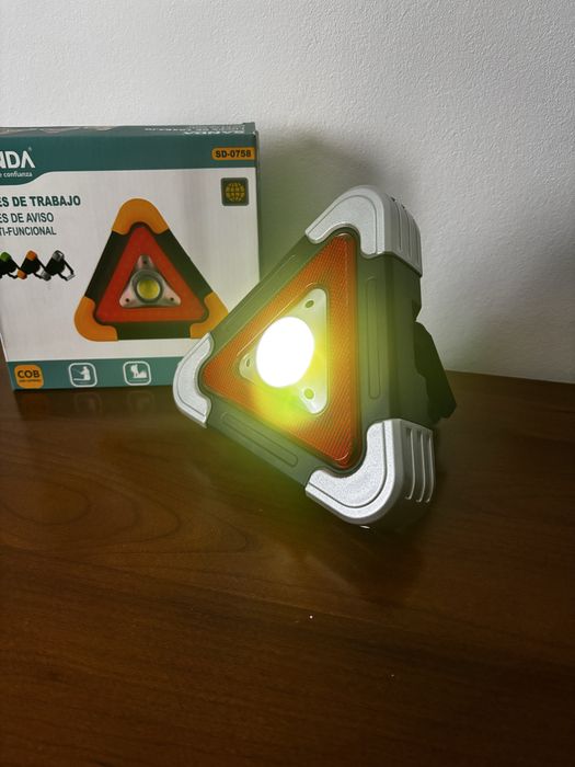 Luz de Emergência Triangular LED Multifuncional – SANDA (500 lúmens)