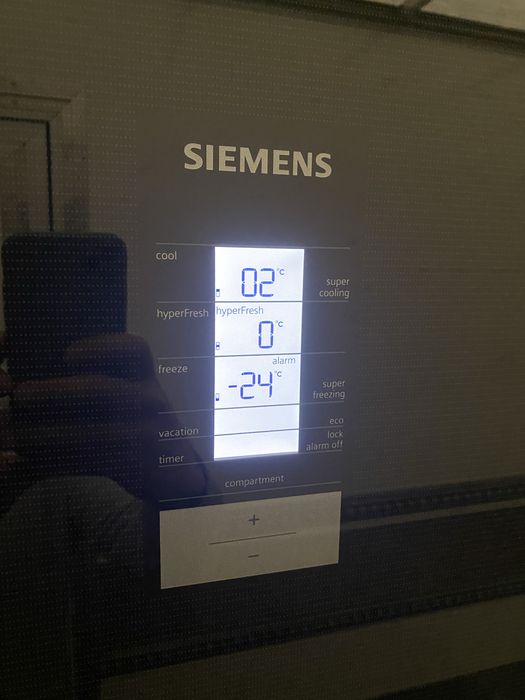 Холодильник Siemens чорне скло