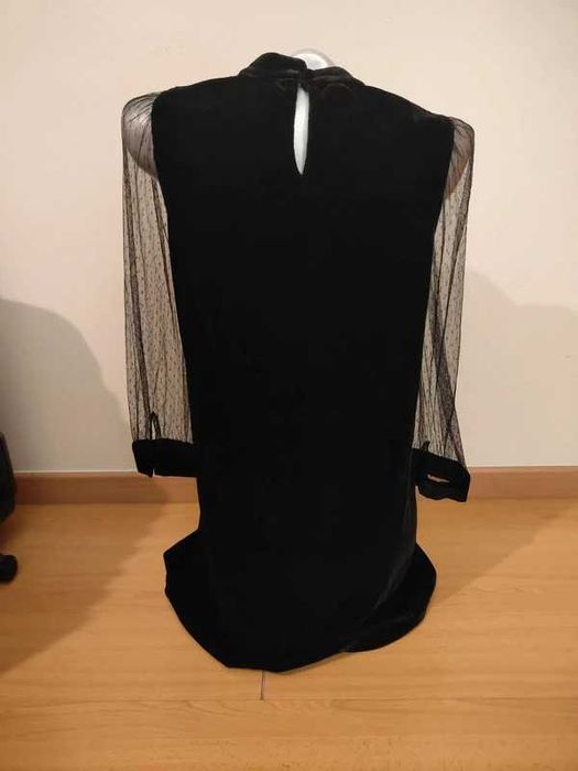 Blusa preta de veludo e tule com bordados florais e lantejoulas