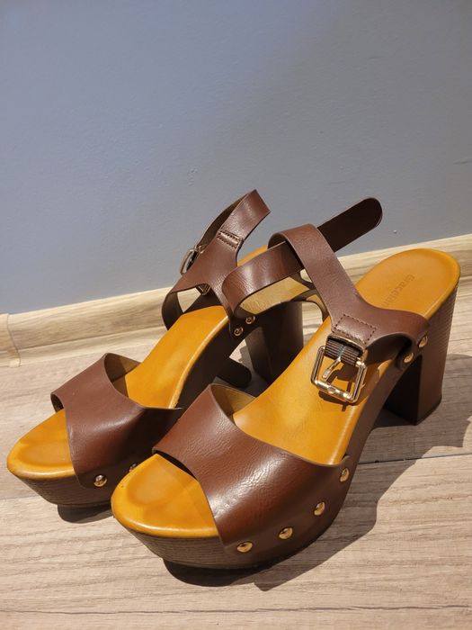 Sandały na koturnie