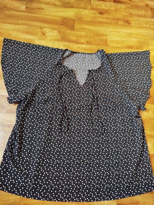 Nowa bluzeczka damska czarna w małe serduszka w rozmiarze 4XL