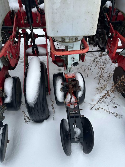 Продається сівалка пневматична Massey Ferguson 555 6