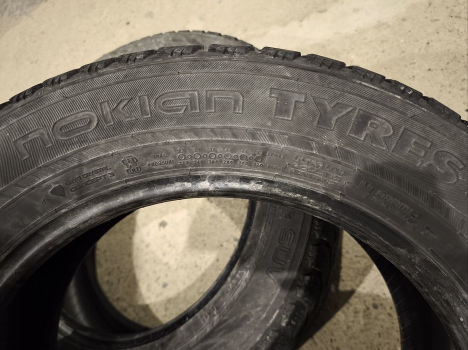 Шини зимові Nokian 215/60 R17