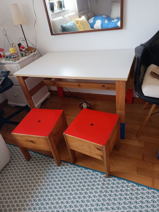 Mesa/secretária de quarto de criança e 2 bancos