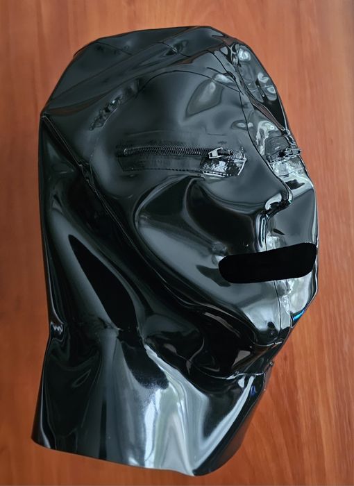 Маска зі справжнього латексу