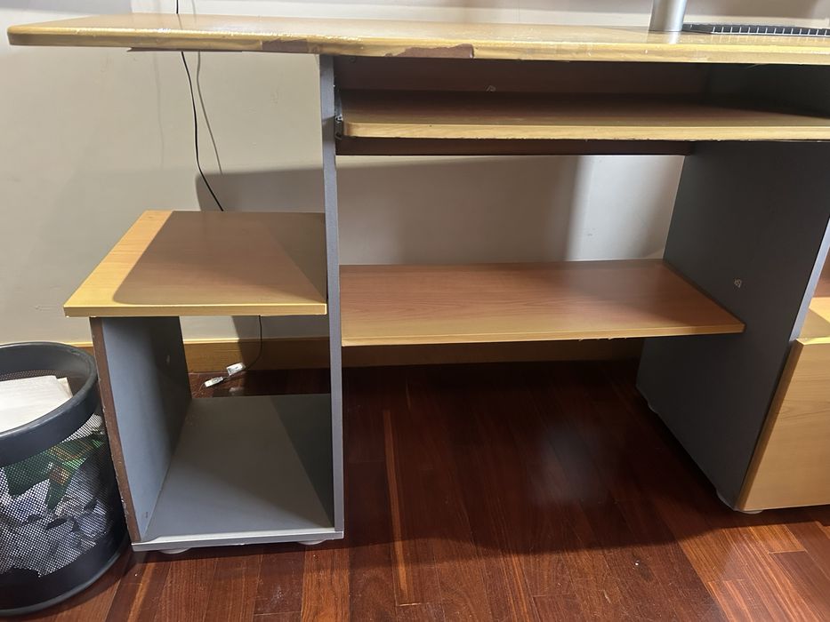 Secretária castanha e cinzenta