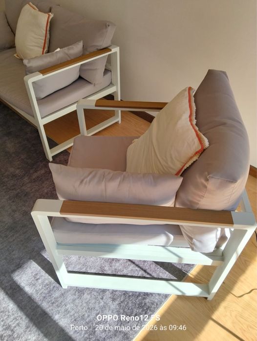 Jogo de sofas completo com mesa de centro e tapete