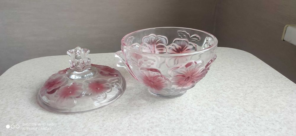 Цукерниця з кришкою продам