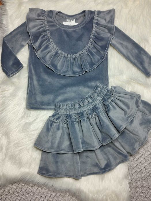 Komplet welurowy zdobiony gustowną falbanką rozm. 80