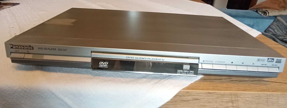 Odtwarzacz DVD/CD Panasonic, model DVD-S47 w zestawie.