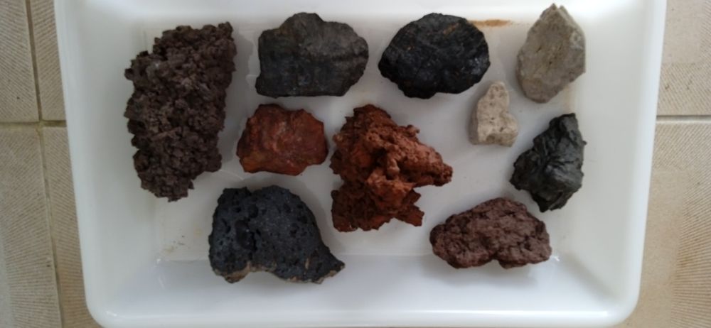 Pequena coleção de amostras de pedra vulcânica