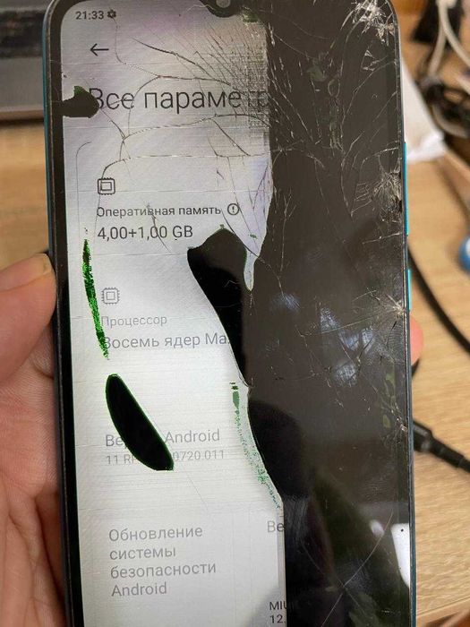 Смартфон Xiaomi Redmi 9A 4+1\64 гб мало пользовались разбит экран