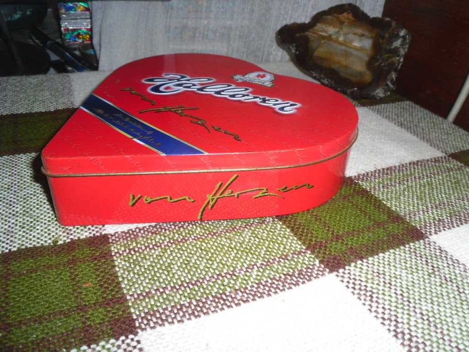 Коробочка металлическая  в форме сердца коллекционная