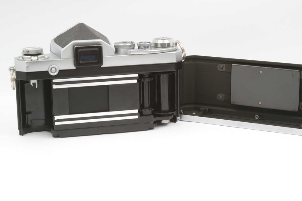 Nikon F body з класичною призмою