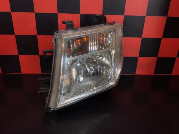 Ótica / farol esquerda NISSAN NP300 Navara Pick Up (D40)