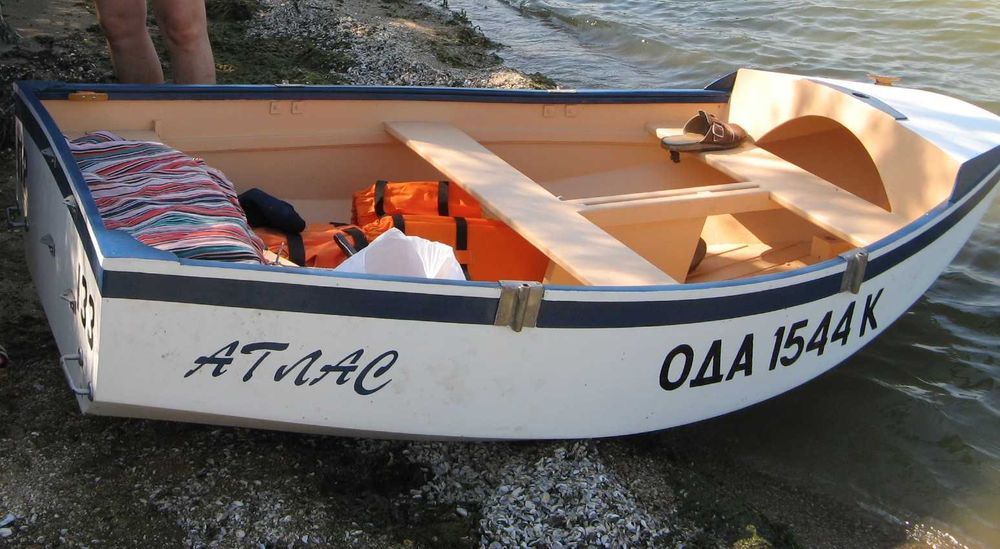 Продам небольшую лодку-швертбот.