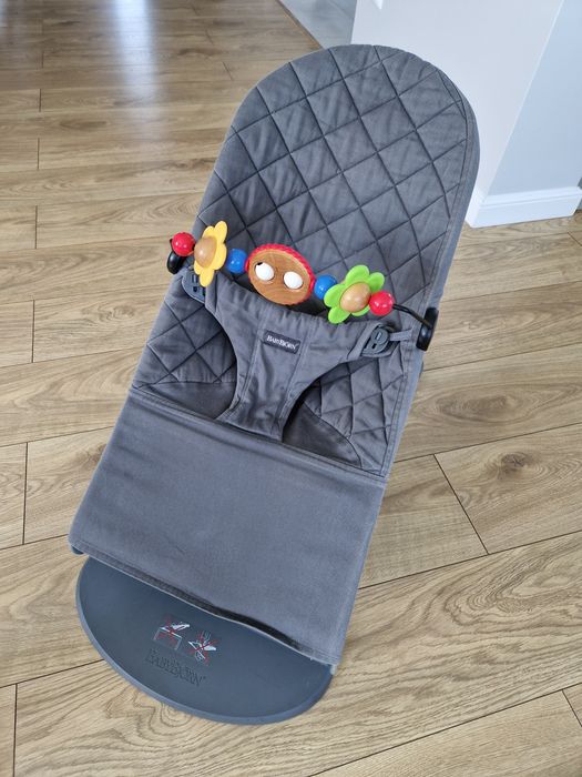 Bujaczek Babybjorn z zabawką
