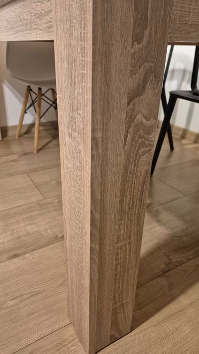 Stól do jadalni dużwgo pokoju stabilny