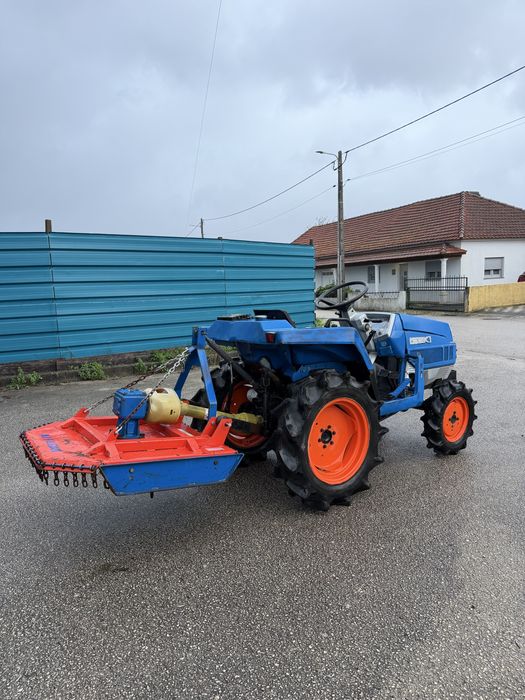 Trator Iseki 4x4 c/ Capinadeira