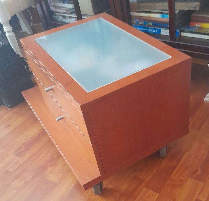 Mesa em madeira, com rodízios.