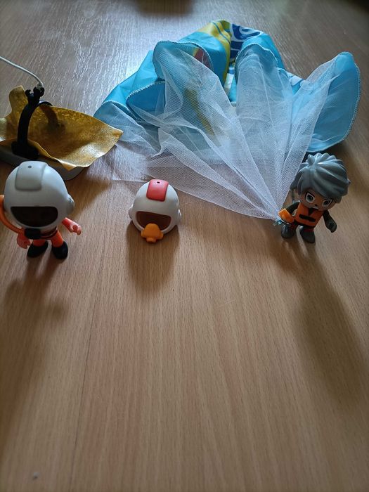 Helicóptero e bonecos pin pon