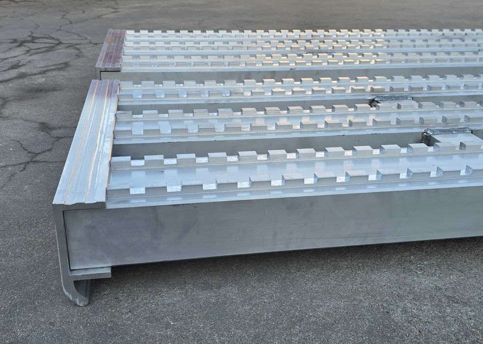 Najazdy aluminiowe PROFESSIONAL 2800x610x120mm mocowanie dolne 15 ton