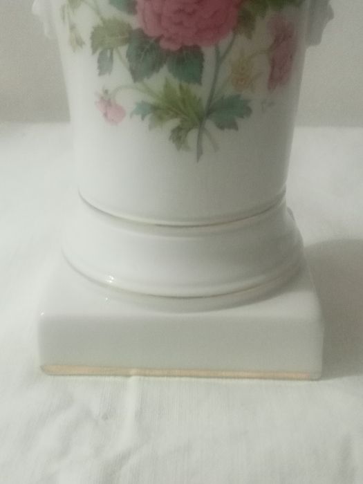 Bela jarra de altar ou outros de porcelana Vista Alegre