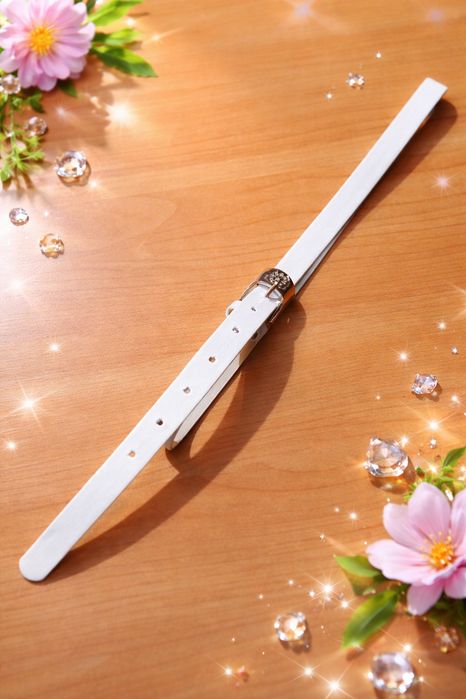 Biały pasek z klamrą