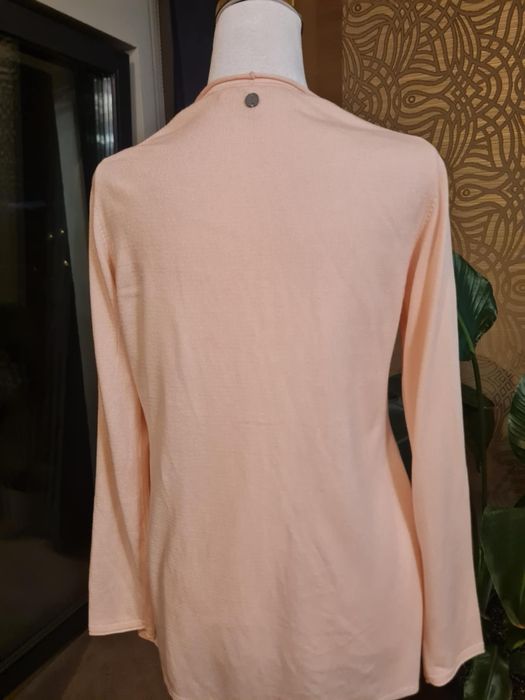 Pudrowy cardigan na guziki