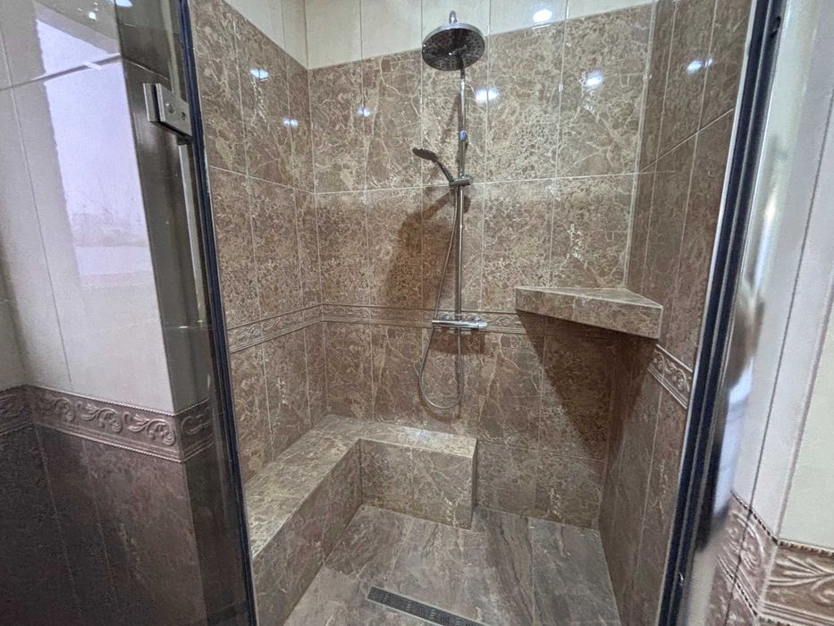 Сучасний двоповерховий будинок з ремонтом на 5 сотках