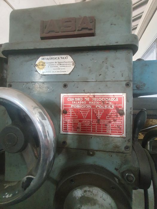 Máquina de furar industrial