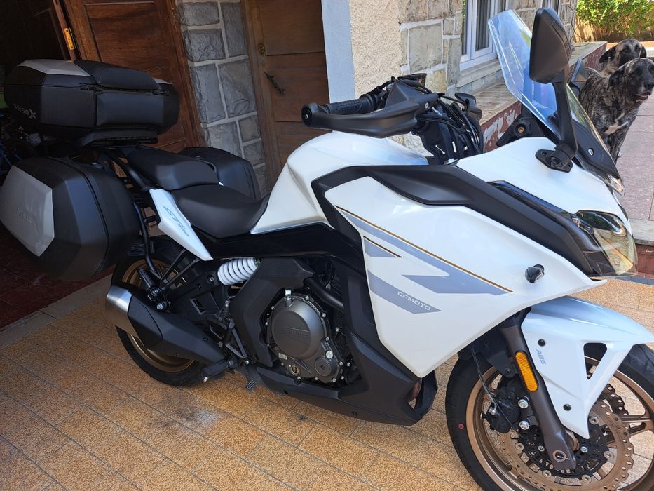 CF Moto 650 GT com malas e top case