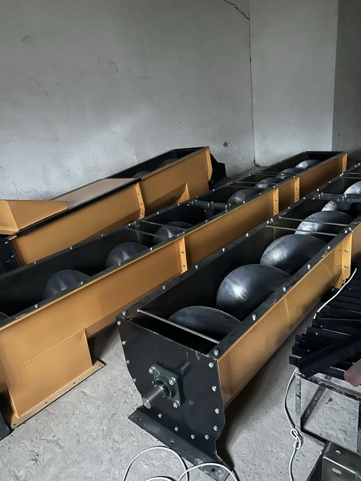 Шнековий транспортер у коробі. Шнек. Транспортер зернопогрузчик.