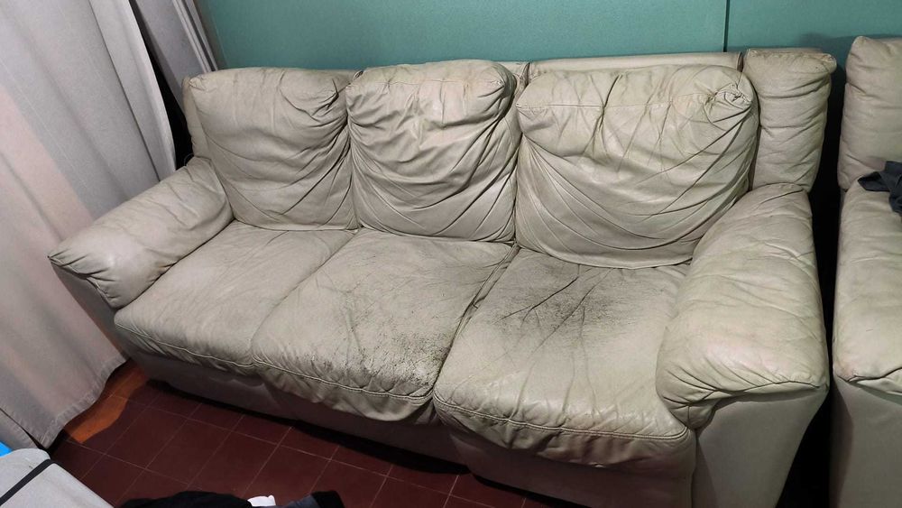 2 Sofás  Divani & Divani,  1 Sofá 2 Lugares+ 1 Sofá grande de 3 lugares com chaise longue.