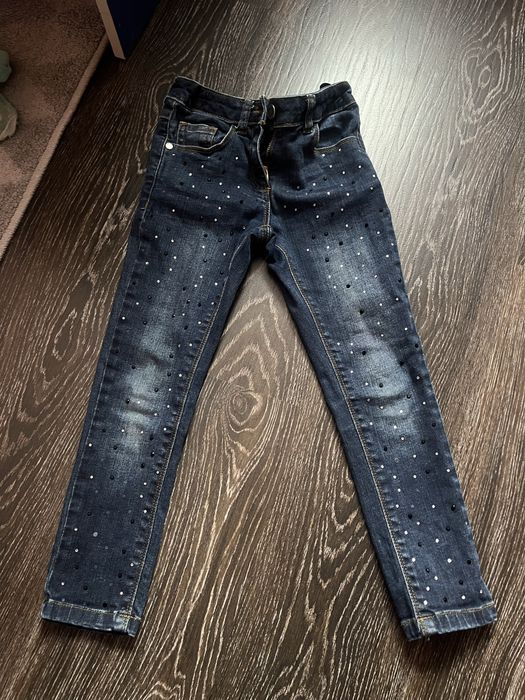 Продам фирменные джинсы в камнях на девочку