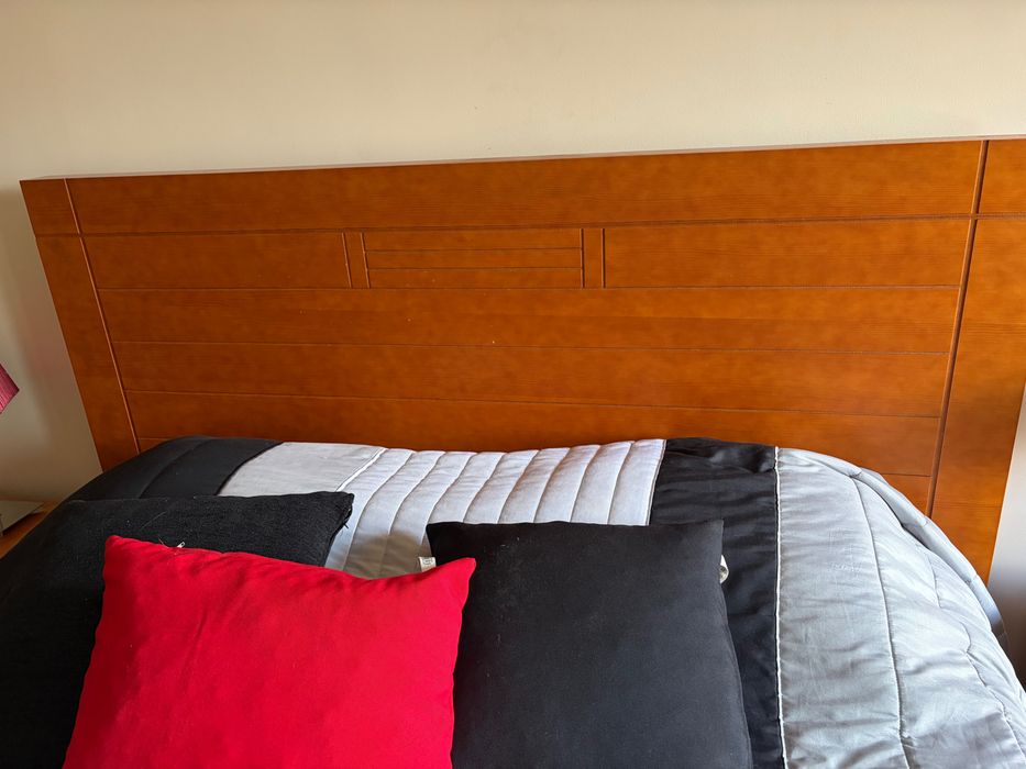 Conjunto de cama, colchão e mesas de cabeceira