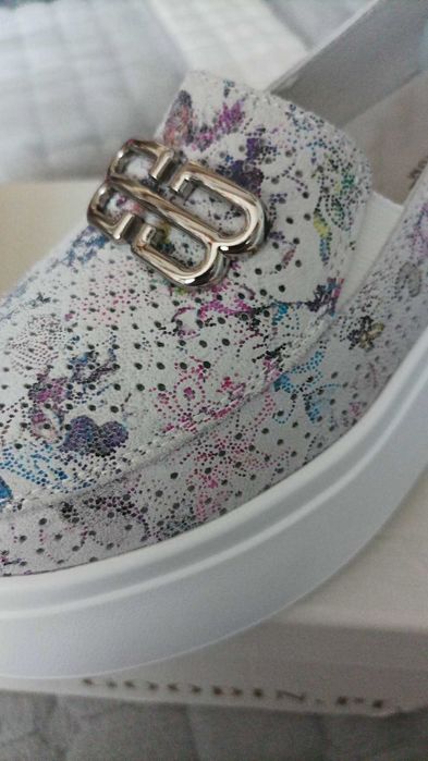 Buty damskie wsuwane na platformie, ze skoey naturalnej.
