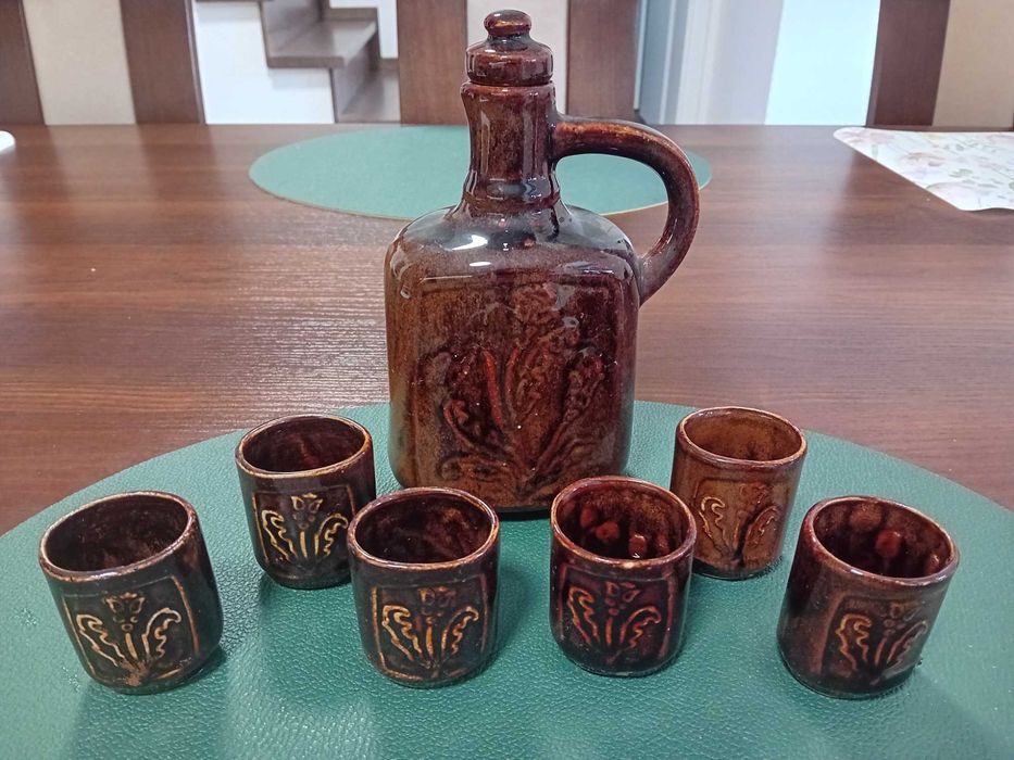 Ceramiczna karafka z kieliszkami w stylu PRL