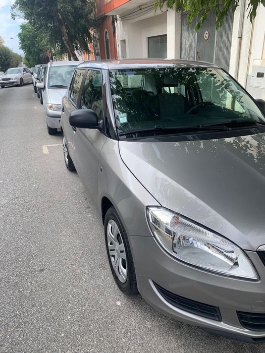 Vendo Skoda Fabia 5 J cinza prata  cilindrada 1200 cm3