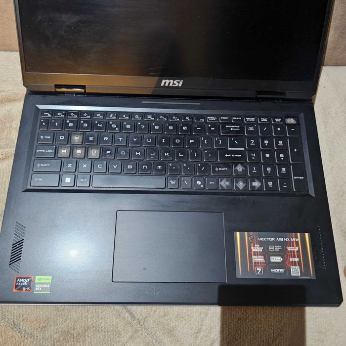 Laptop gaminowy MSI Vector A18