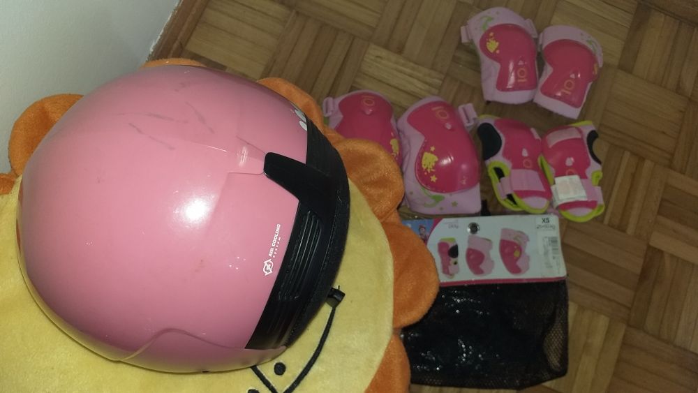 Capacete. Joalheiras, cotoveleiras,e luvas para menina