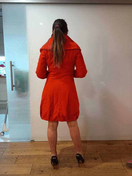 Mega stylowy, podkreślajacy figurę czerwony płaszcz jesienny  XS